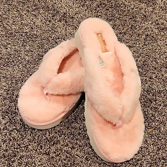 Koolaburra Shoes - NWT Pink Koolaburra fuzzy sandels/slippers